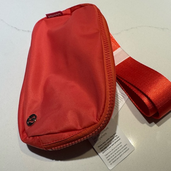 Lululemon cross-body/belt bag, 1 litre, NWT - Picture 2 of 3